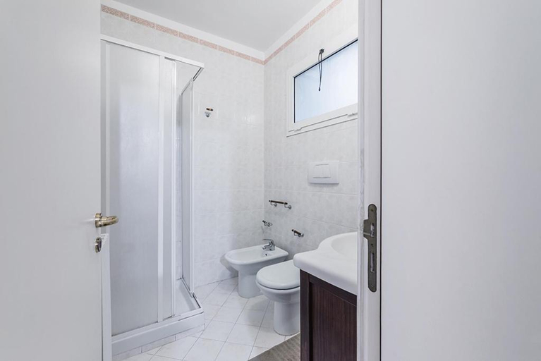 Bathroom 2, Manzoni House, Bari