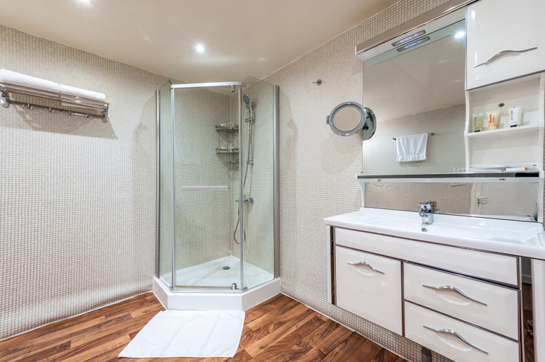 Bathroom 5, Regency Sealine Camp, Al Wakrah
