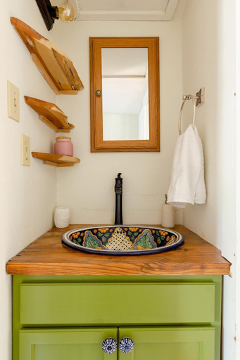 Bathroom 5, Mosaic On The Hill, Hays