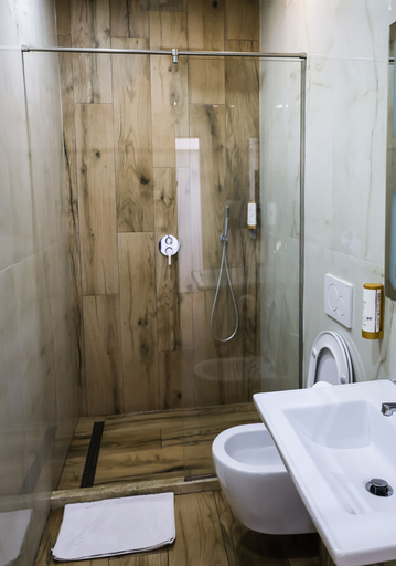 Bathroom 5, Cosmo Beach Hotel, Durrësit