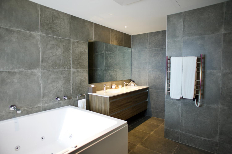 Bathroom 5, Regal Palms, Rotorua