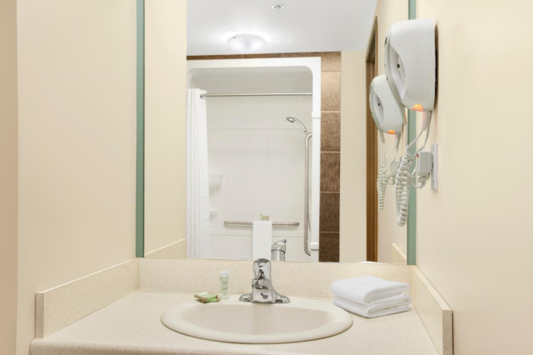 Bathroom 4, Super 8 by Wyndham Red Lake ON, Kenora