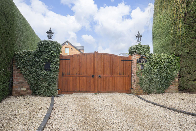 Exterior & Views