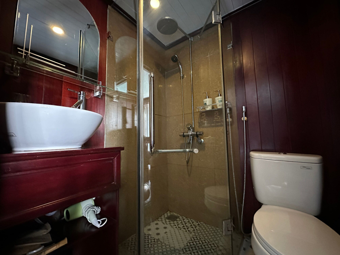 Bathroom 4, Oasis Party Cruise, Hạ Long