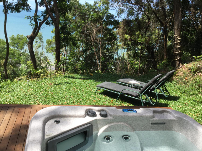 Sport & Beauty 3, Gunnadoo Holiday Hut with Ocean Views and Jacuzzi, Douglas