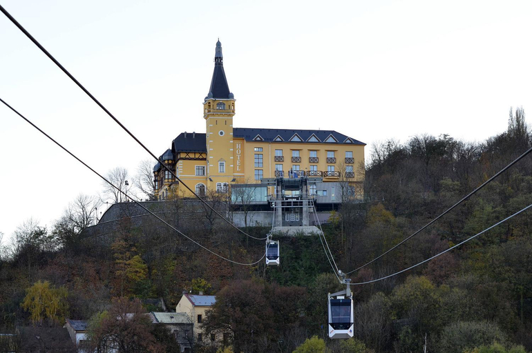Exterior & Views