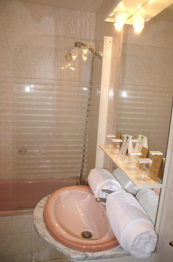 Bathroom 3, Hotel Celeste, Haute-Garonne
