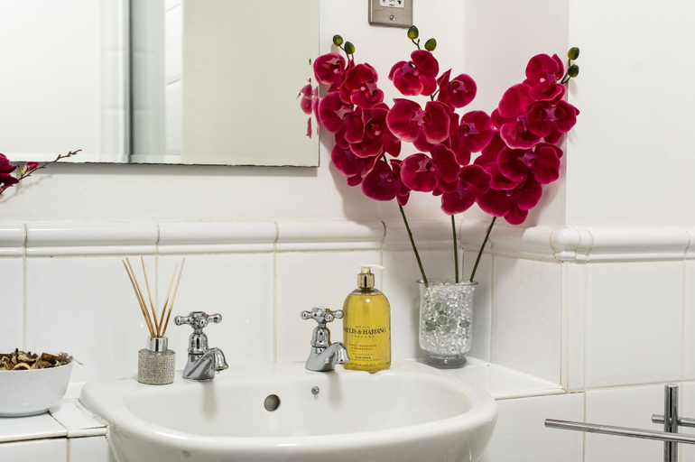 Bathroom 3, Spacious 4BR Home • 1Gbps WiFi • Parking • DLR, London