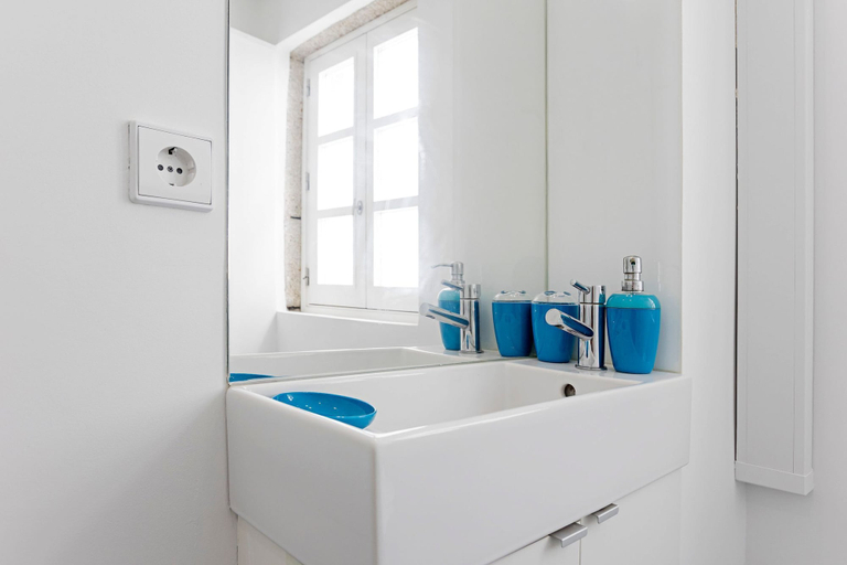 Bathroom 2, Lóios 66 by LovelyStay, Porto
