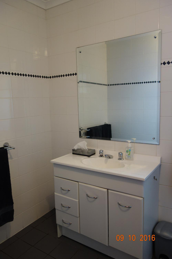 Bathroom 1, Morella Farmstay, Yankalilla