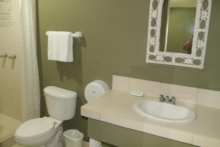 Bathroom, Puerto Barillas, Usulután