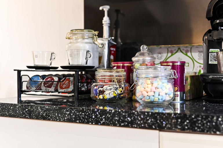 Food & Drinks 4, Riverside Townhouse with private Garden, London