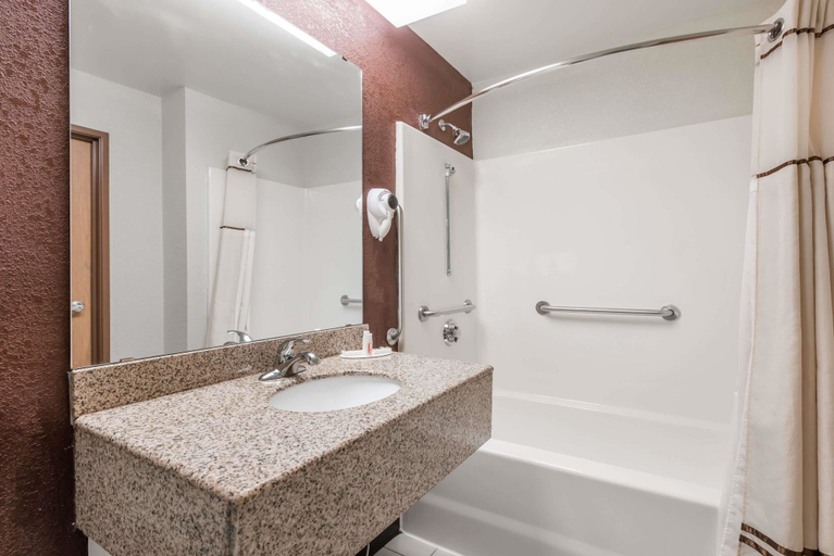 Bathroom 4, Days Inn & Suites by Wyndham Casey, Clark