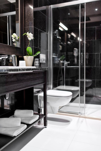 Bathroom 3, Red Baron Hotel & Restaurant, Świdnica