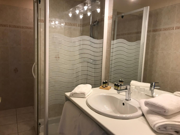 Bathroom 4, Logis Les Airelles, Seine-Maritime