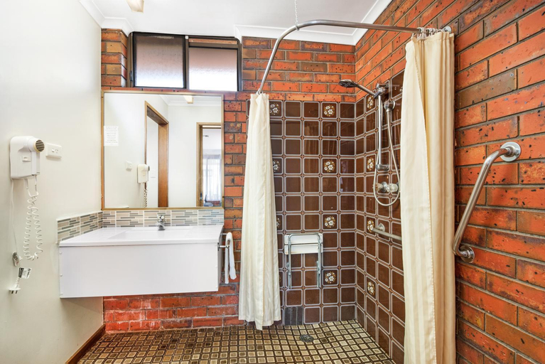 Bathroom 4, Golden Country Motel and Caravan Park, C. Goldfields  - M'borough