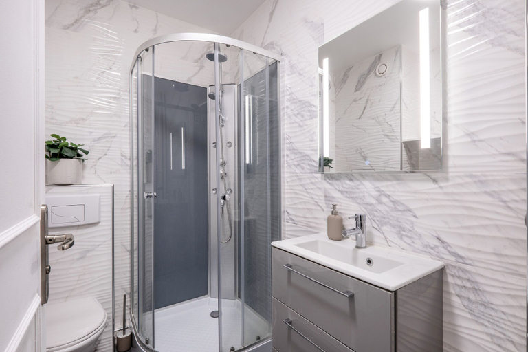 Bathroom 3, Appartement Charmant à Levallois, Hauts-de-Seine