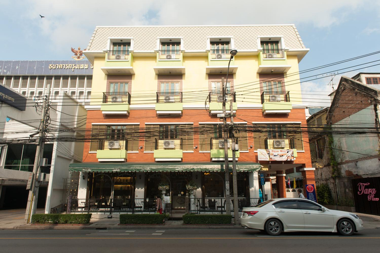 Exterior & Views