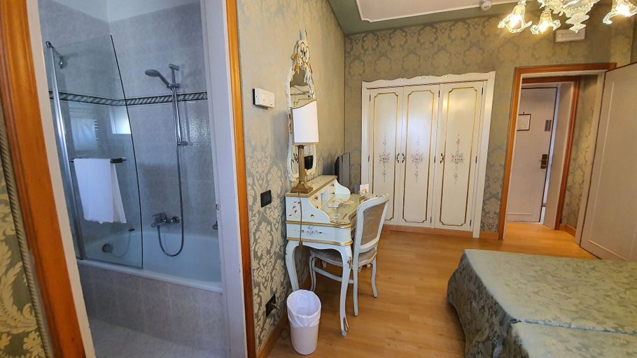 Bathroom 4, Hotel Carlton on the Grand Canal, Venezia