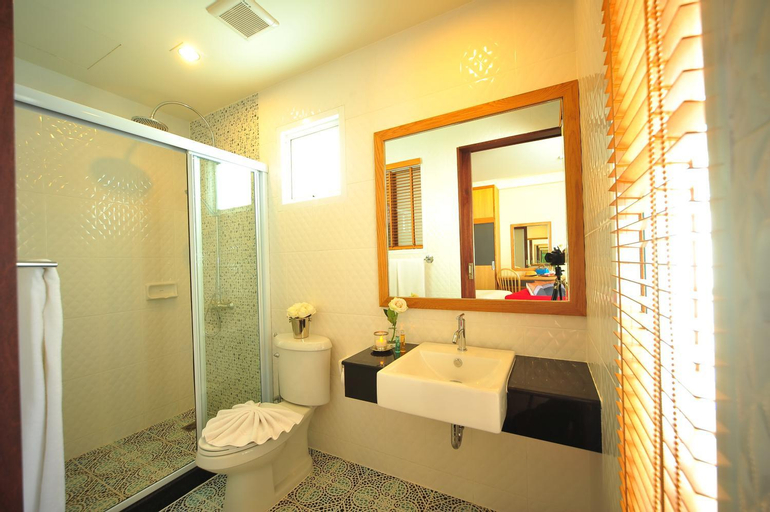 Bathroom 13
