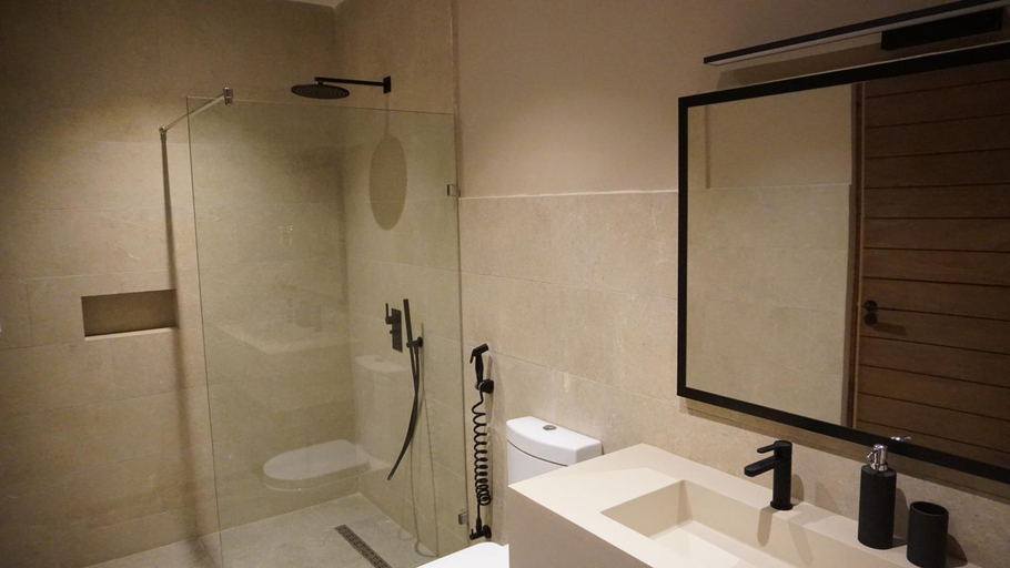 Bathroom 4, Villa Bluu, Kusini