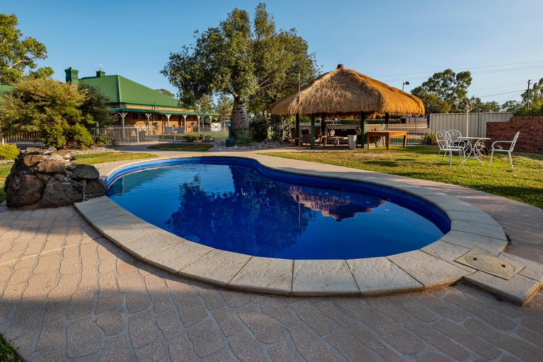 Sport & Beauty, Overlander Homestead Motel, Roma