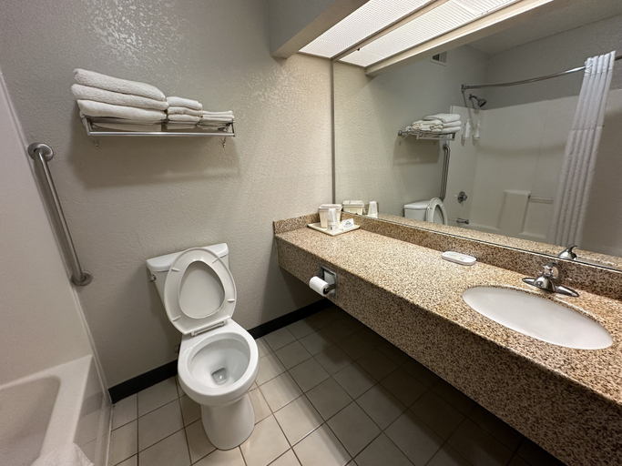 Bathroom 4, Days Inn & Suites by Wyndham Casey, Clark