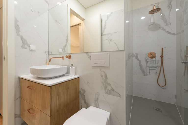 Bathroom 3, Mouzinho da Silveira 215 by LovelyStay, Porto