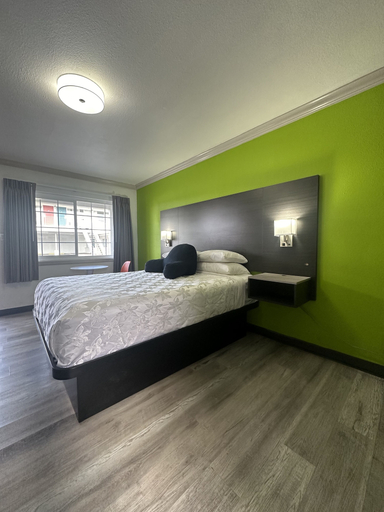 Bedroom 4, Signature Inn Winnemucca, Humboldt