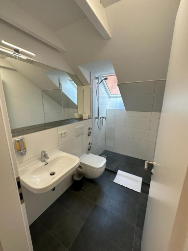 Bathroom 2, NorthWest Apartments, Hamburg