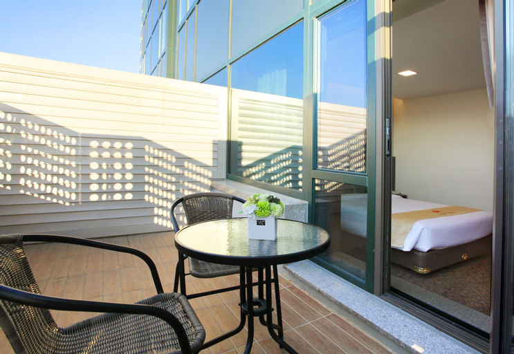 Exterior & Views 3