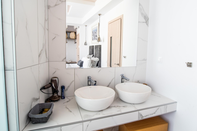 Bathroom 5, Sea & the City, Central Macedonia