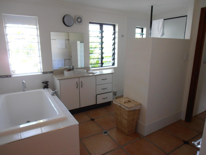 Bathroom 5, Floriana Villas, Cairns