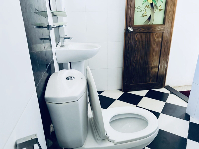 Bathroom 3, Hotel Miami, N. Palatha Central