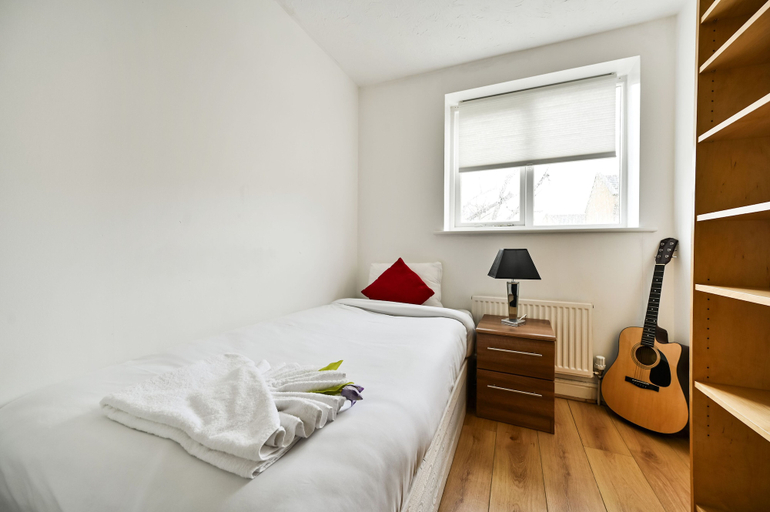 Bedroom 2, Spacious 4BR Home • 1Gbps WiFi • Parking • DLR, London