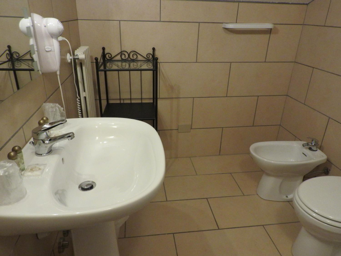 Bathroom 4, Hotel Sciatori, Torino