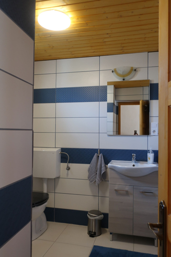 Bathroom 4, Müllers Wellness Ferienhaus, Dombóvár