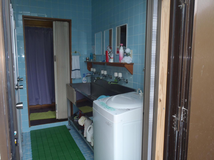 Bathroom 3, Kerama Backpackers, Tokashiki