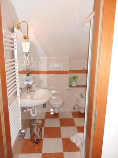 Bathroom 4, Hotel Grunwald, Trento