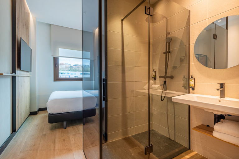 Bathroom 4, Leonardo Hotel San Sebastián, Guipúzcoa