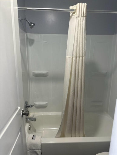 Bathroom 5, Sky Inn Hotel, Jefferson