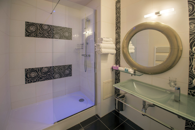 Bathroom 3, Hôtel Le Turenne, Corrèze
