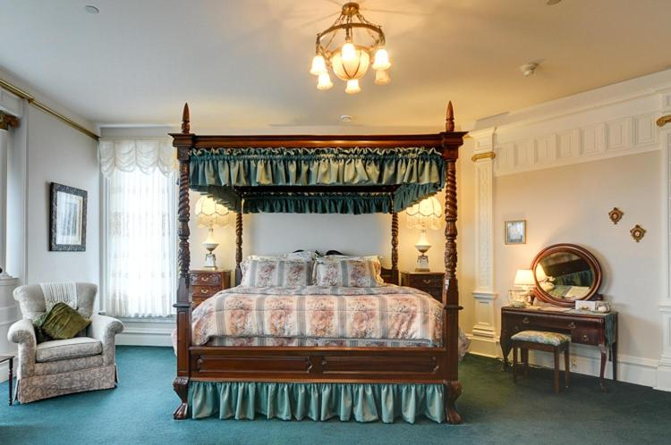Bedroom 2, Amethyst Inn, Capital