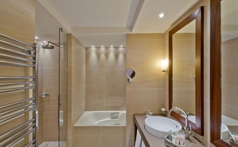 Bathroom 5, Le Nouveau Monde Hotel, Ille-et-Vilaine