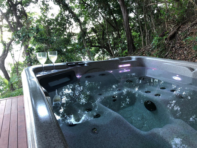 Bathroom, Gunnadoo Holiday Hut with Ocean Views and Jacuzzi, Douglas