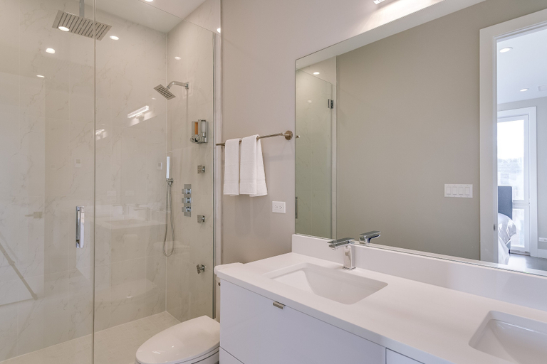 Bathroom 4, 811 N. Sedgwick, Cook