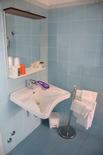 Bathroom 3, Chrismare, Messina