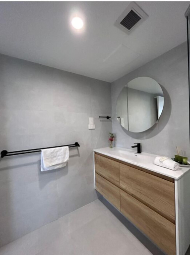 Bathroom 5, Royal Palm Resort, Gold Coast