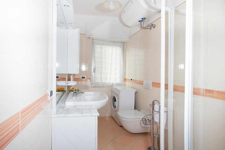 Bathroom 3, Casavacanze Internazionale, Imperia