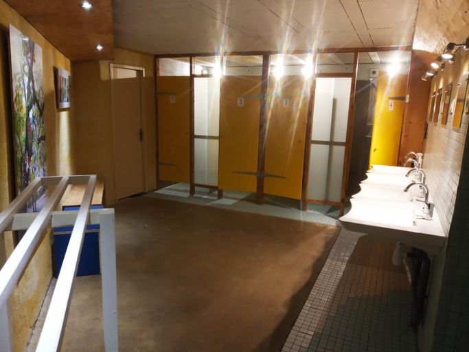 Bathroom, La Maison Rouge - Backpacker Hostel, Loire
